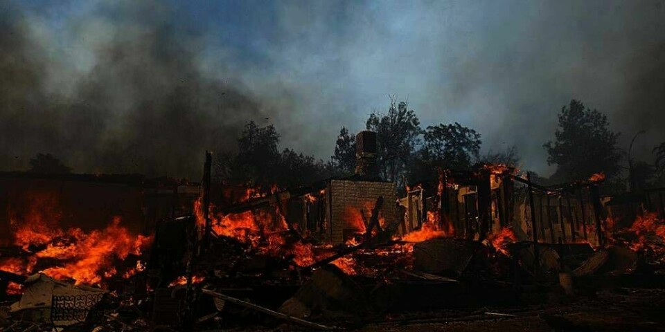 FLAMMER: Et hus i San Marcos i California i USA er helt nedbrent. Over 100.000 mennesker har måttet forlate husene sine på grunn av skogbranner.