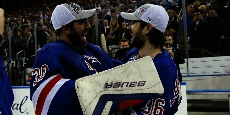 Mats Zuccarello og Henrik Lundqvist feirer at New York Rangers får spille finale i Stanley Cup i ishockey.
