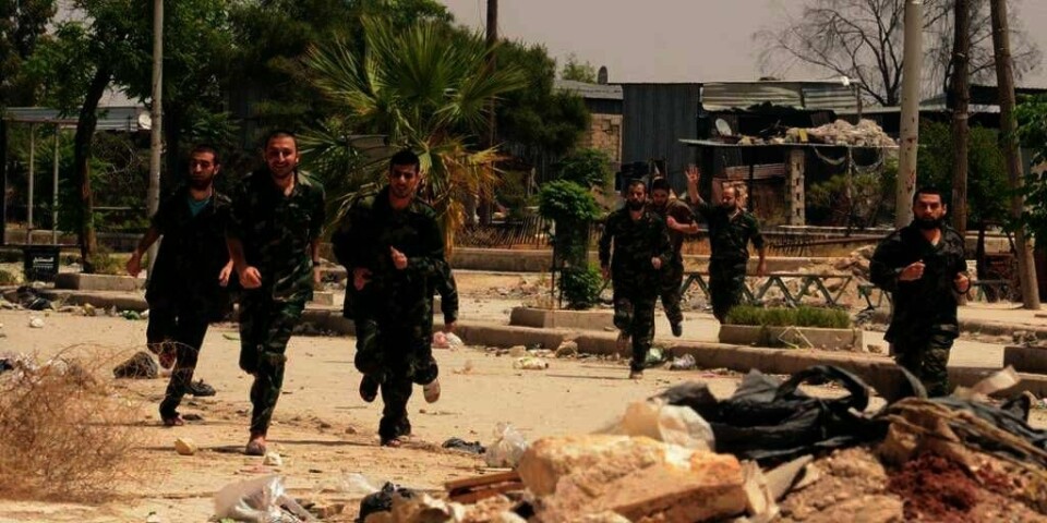 SPRINGER:Et luksushotell ble fullstendig ødelagt i et bombeangrep i Aleppo i Syria torsdag. Bildet viser styrker som støtter president Bashar al-Assad. Onsdag ble de satt fri fra opprørere.