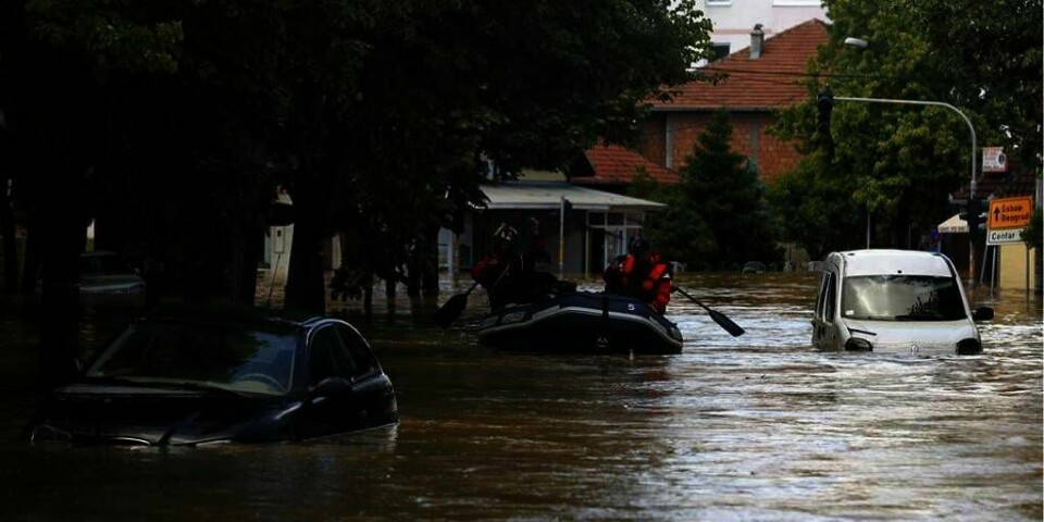 FLOM: Over 40 personer er døde i flommen på Balkan. I Serbia har minst 20.000 mennesker flyktet fra hjemmene sine. Redningsmannskaper i en gummibåt hjelper folk i Obrenovac i Serbia.