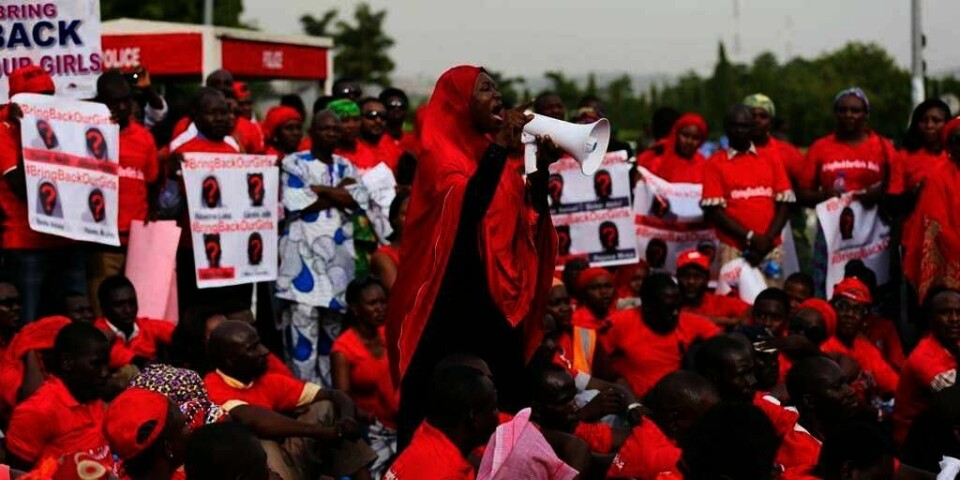 HJEM: Demonstranter roper mot myndighetene i Nigeria. De vil at de henter hjem bortførte jenter fra terror-gruppa Boko Haram.