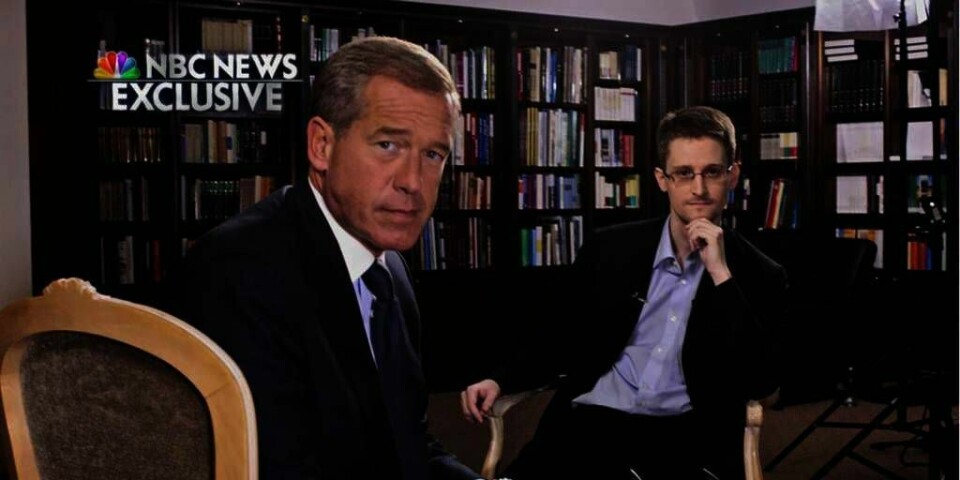 SPION: Edward Snowden (til høyre) var en spion. Det forteller Snowden selv i et intevju med den amerikanske TV-kanalen NBC. De har intervjuet Snowden i Moskva i Russland. Her er Snowden sammen med programleder Brian Williams (til venstre).