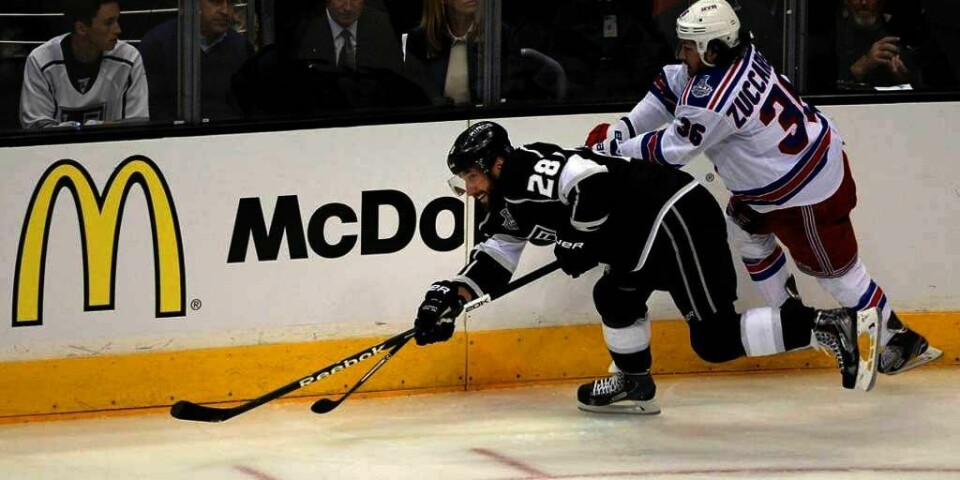 TAPTE:  Mats Zuccarello og New York Rangers tapte den første finalen av sju mot LA Kings i Stanley Cup-finalen. Her er Zuccarello i duell med LA Kings' Jarret Stoll.