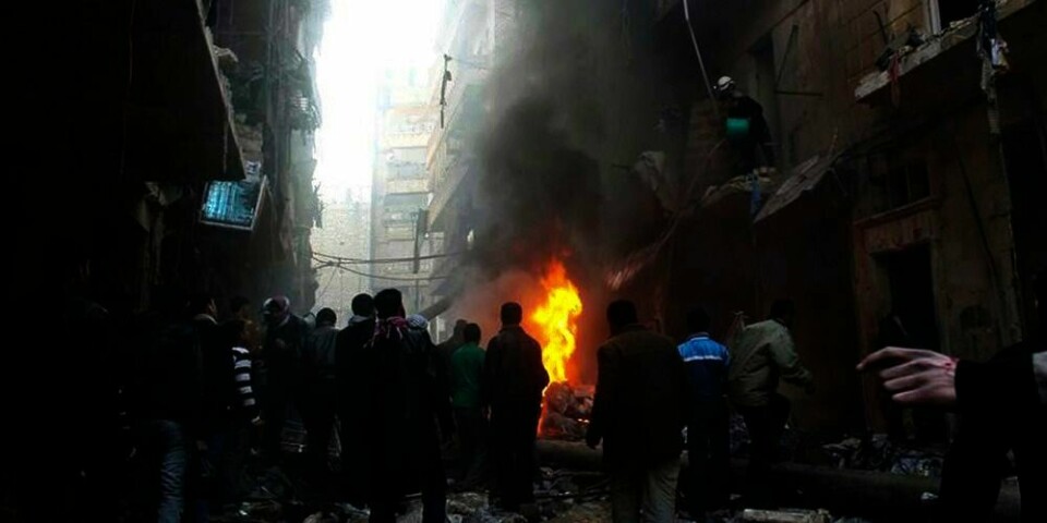 KAMPER: Flere mennesker har samlet seg ved en ødelagt bygning i Aleppo i Syria. En nordmann ble nylig drept i Syria, skriver avisa Dagbladet. Tidligere er det kjent at minst sju norske islamister har blitt drept i Syria.