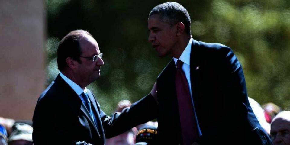 OBAMA: Barack Obama og Francois Holland møttes i Normandie. De hedret soldater som mistet livet i andre verdenskrig.