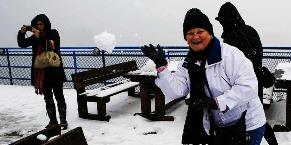 SNØ: 57 år gamle Jimi Bradshaw leker i snøen for første gang i sitt. Hun kommer fra Florida i USA. Nå er hun på besøk i Tromsø.