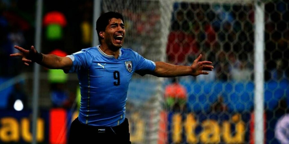 JUBLER: Luis Suárez skåret to mål for Uruguay i kampen torsdag. Dermed vant de 2-1 over England i VM i fotball. Og England er kanskje ute av VM.