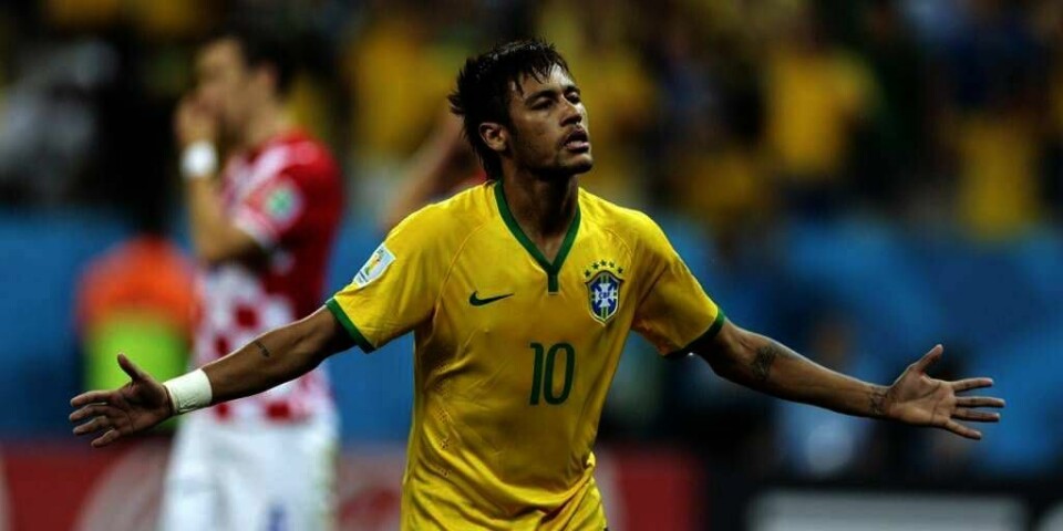 FEIRER:Neymar feirer etter sin andre scoring torsdag. Brasil vant den første kampen i verdens-mesterskapet i fotball. De vant 3-1 mot Krotatia.