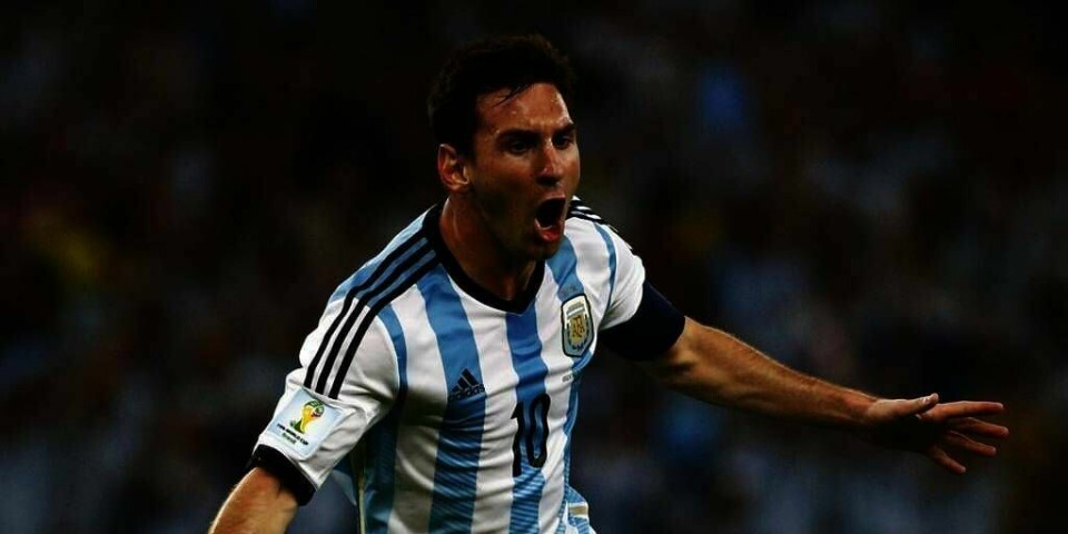 JUBLET: Lionel Messi feiret søndag. Han scoret for Argentina. Det skjedde i kampen mot Bosnia-Hercegovina i verdens-mesterskapet i fotball. Argentina vant 2-1.