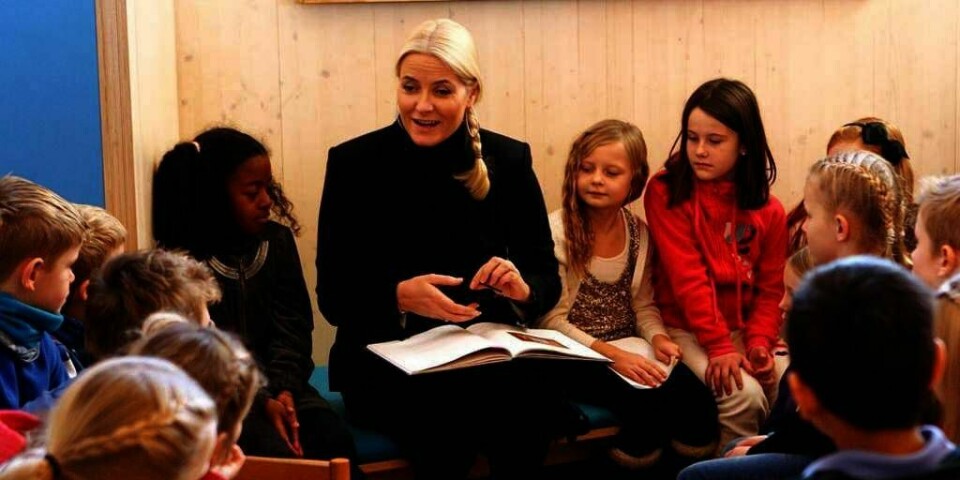 Kronprinsess Mette-Maritåpner bibliotek i Dronningparken. Hun er glad i bøker.