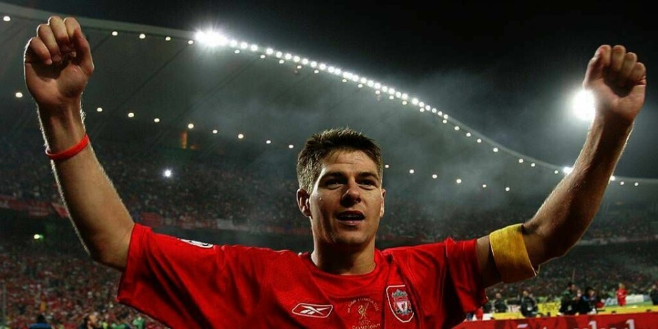 SLUTTER: Steven Gerrard har spilt for Liverpool i 17 år. Nå slutter han. Her feirer Gerrard seieren i ligaen Champions League i 2005.