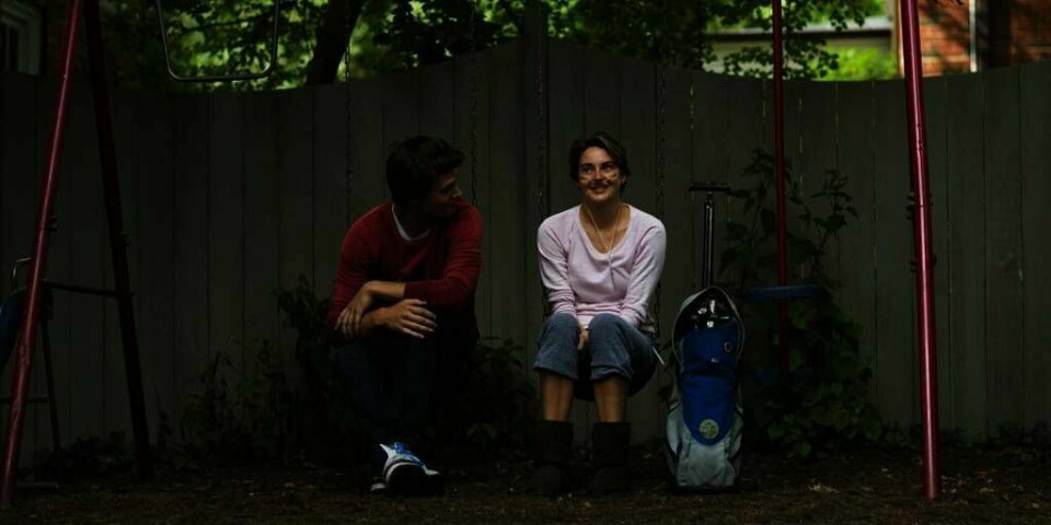 FORELSKET: Shailene Woodley (til høyre) spiller Hazel i filmen «The Fault in Our Stars». Hun er syk av kreft og blir forelsket i Augustus. Ansel Elgort (til venstre) har rollen som Augustus.