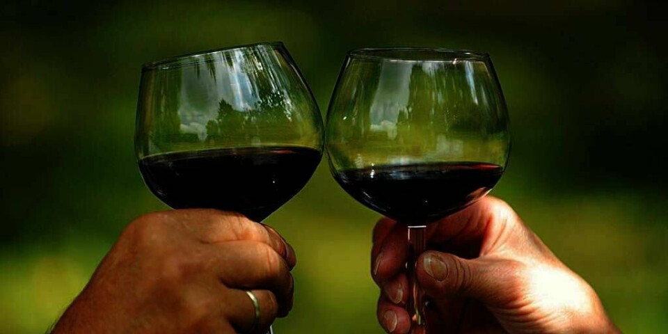 ALKOHOL: Nordmenn har fått nye vaner for å drikke alkohol. Vi drikker litt hver dag. Men vi drikker også fortsatt mye på fest.