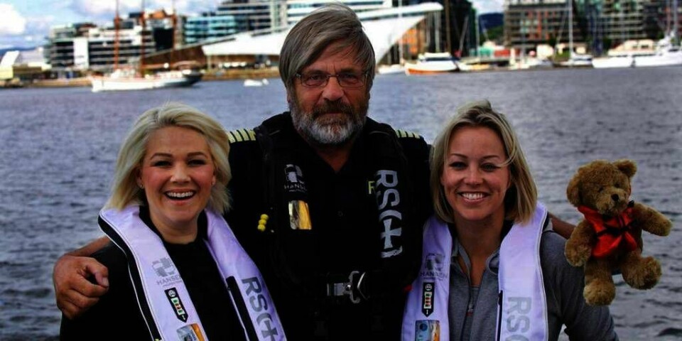REDNINGSVEST: Artistene Maria Haukaas Mittet og Hanne Sørvaag vil få flere til å bruke redningsvest i båten. Her sammen med skipsfører Kai Jensen.