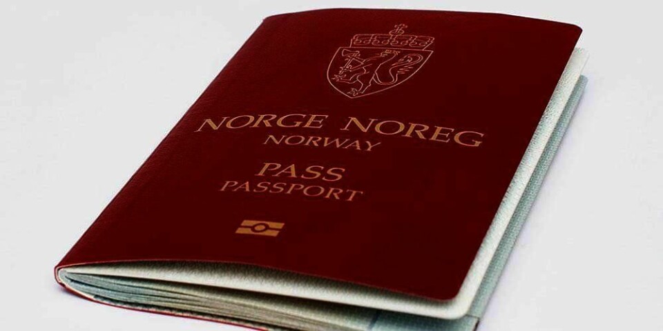 PLIKT:  Du kan bli nødt til å vise pass når du reiser i EU-land. EU vil ha bedre sikkerhet etter terroren i Paris for to uker siden.