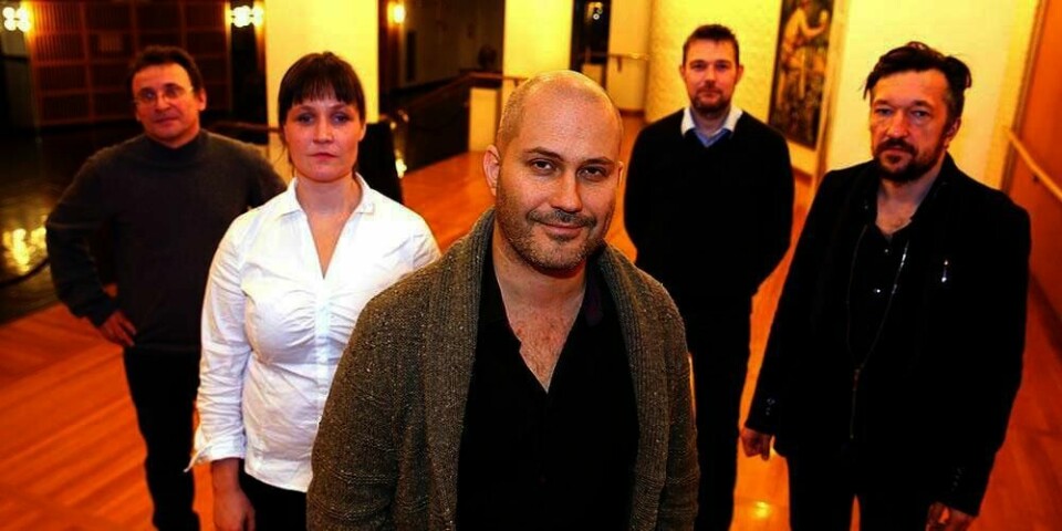 NATTFORESTILLING: Det Norske Teater vil sette opp en forestilling som skal vare i åtte timer. Forestillingen vil spilles fra midnatt og fram til klokka åtte om morgenen. Teatersjef Erik Ulfsby i midten, har leid inn fra venstre Oleg Bogaev, Mari Tryti Vennerød, David Greig og Lukas Bärfuss til å skrive teksten.