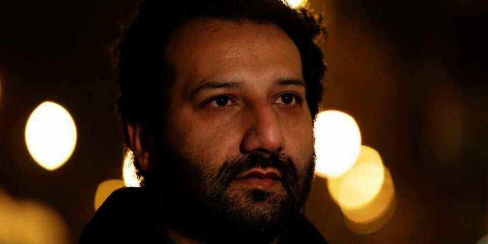 APELYDER: Kadafi Zaman er reporter for TV 2. En person lagde apelyder, blåste røyk på Zaman og kalte ham for «muslim-jævel» på direkten.