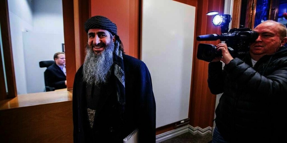 Mulla Krekar må bo på asylmottak i Kyrksæterøra. Bildet er tatt på vei til et rettsmøte i forrige uke.
