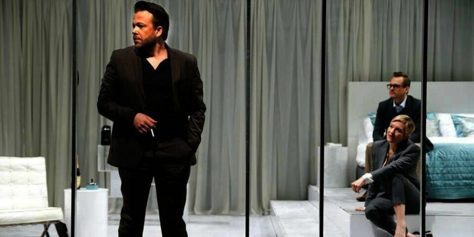 LURT: Kåre Conradi spiller TV-vert som blir lurt av to journalister. Riksteatret setter opp stykket «Komplottet» og reiser rundt i hele landet.