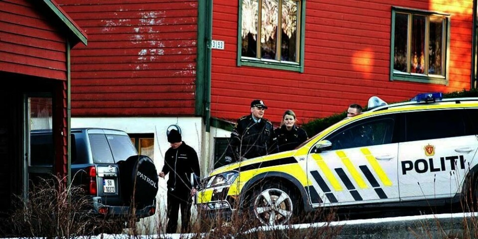 DREPT: I dette røde huset på Askøy utenfor Bergen fant politiet en drept kvinne. Mannen hennes er nå siktet for drap. Paret hadde seks barn sammen.