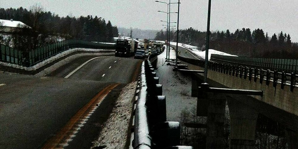 FALT: En bru på E18 falt delvis sammen i en grop mandag. E18 ble stengt i begge retninger. Det har gått et ras under brua.