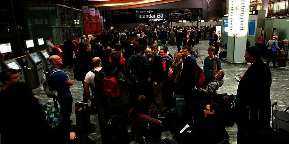 KAOS: Det kan bli kaos når fly, tog og buss stopper opp mellom klokka 14 og 16 i dag. Bildet er fra Oslo lufthavn Gardermoen under en stor forsinkelse i 2012.