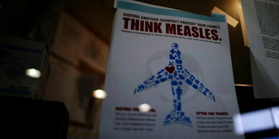 SMITTE: På en helseklinikk i USA henger en plakat om vaksine mot meslinger. Sykdommen sprer seg i landet. For 15 år siden fantes den ikke lenger i USA.