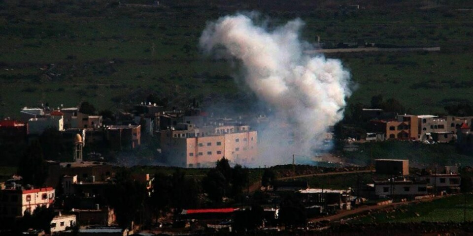 GRANATER: Israel skyter granater mot Libanon. På bildet ser du røyk etter at en granat har landet i Sør-Libanon.
