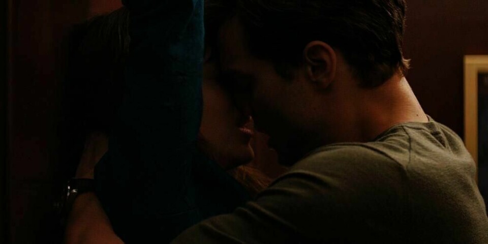KRITIKK: Filmen «Fifty Shades of Grey» handler om et forhold der mannen styrer og piner kvinnen. Mange kritiserer innholdet. Filmen har premiere fredag. Den er basert på en serie av bøker.