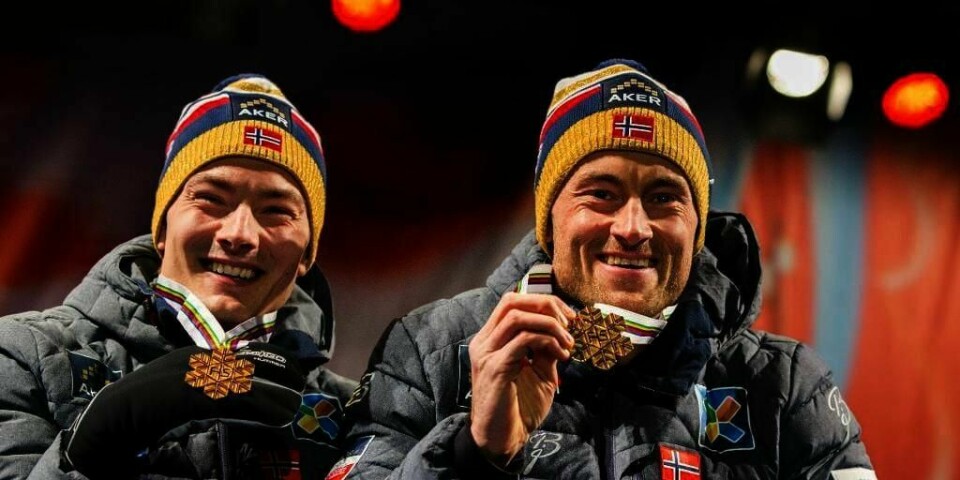 GULL: Norge tok gull på sprintstafetten under ski-VM i Falun søndag. Men Petter Northug (til høyre) fikk ikke lov til å tulle inn til mål.