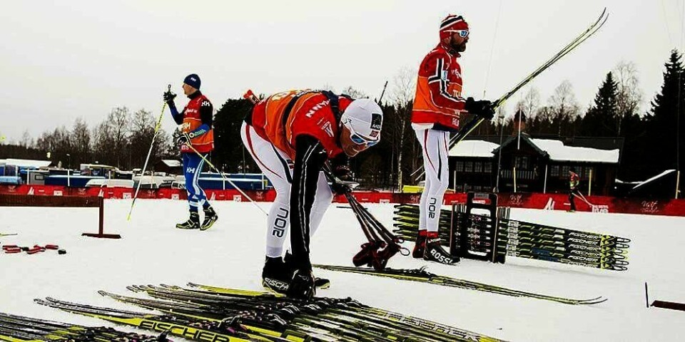 STAFETT: Norge satser på gull under herrenes stafett i ski-VM. Men kan været stanse laget? Her testes ski av landslagssjef Vidar Løfshus (til venstre) og landslagstrener Trond Nystad (til høyre).