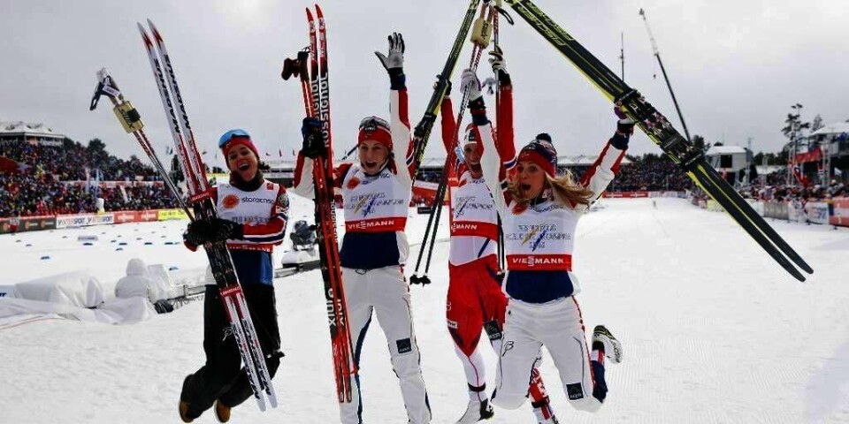 JUBLET: De norske ski-jentene jublet etter stafetten. Fra venstre er Heidi Weng, Astrid Uhrenholdt Jacobsen, Marit Bjørgen og Therese Johaug.