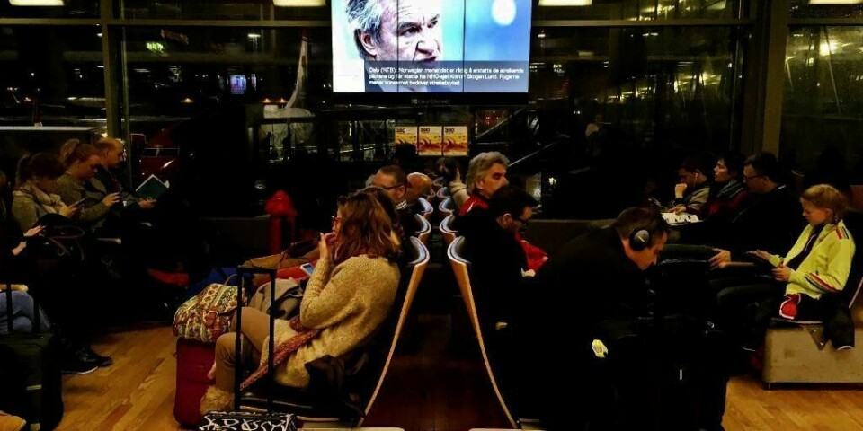 VENTER: Passasjerer venter på fly på Oslo lufthavn søndag. Norwegian har problemer for tiden. Det er streik.