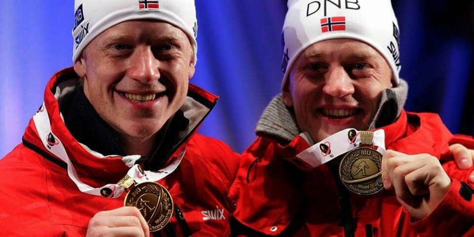 BRØDRE: To brødre møttes på seierspallen i verdens-mesterskapet (VM) i skiskyting nylig. Skiskytter Johannes Thingnes Bø (til venstre) vant gull, men var stolt av storebror Tarjei Bø. Tarjei fikk bronse etter en tung vinter.