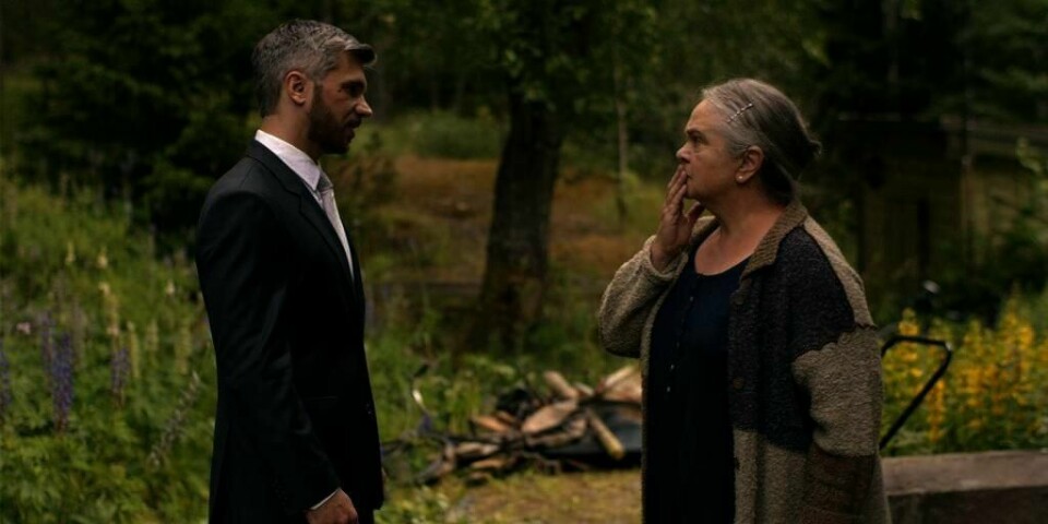 SERIE: Skuespiller Nicolai Cleve Broch spiller Aksel i serien «Frikjent». Her står han sammen med skuespiller Anne Marit Jacobsen. Hun spiller mor til Aksel.