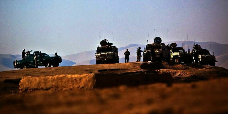 KRIG: Flere lager nå filmer og TV-serier om norske soldater i Afghanistan. Snart filmes storserien «Nobel» for NRK om temaet. På bildet ses norske soldater som hjelper afghansk politi med å passe på grensa.