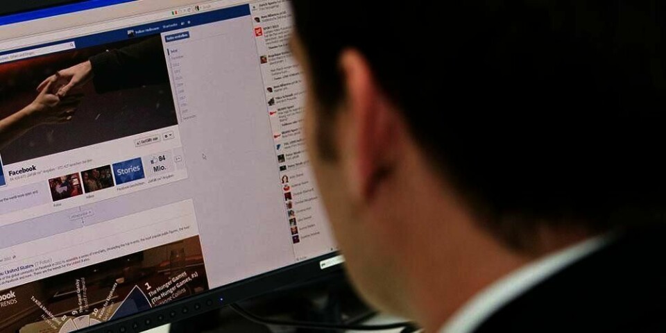 TILTALT: En mann skal ha fått flere tusen nakenbilder av unge jenter. Politiet mener at han lurte jentene på ulike nettsider. Bildet er et illustrasjonsbilde.