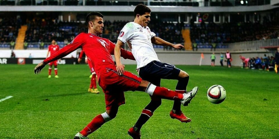 LANDSLAGET:Tirsdag får vi vite hvem som skal spille på landslaget i fotball. Norge kjemper mot Kroatia 28. mars. Fotballspiller Tarik Elyounoussi har vært skadd. Nå er han tilbake. Men han har ikke fått spilt så mye. Her spiller han (til høyre) mot Aserbajdsjan i november.