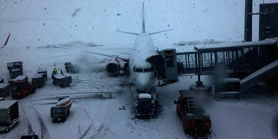 FORSINKET: Tåke skapte nye problemer på Oslo lufthavn fredag. Først ble mange passasjerer sittende igjen etter snøkaoset torsdag. Så lettet mange fly senere enn de skulle på fredag. 90.000 mennesker skal fly ut fra Gardermoen fredag. Bildet er fra snøkaoset torsdag.