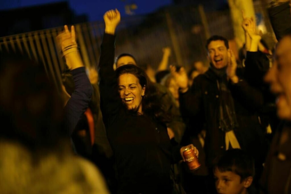 FEIRET: Katalanere som stemte ja til et selvstendig Catalonia feiret på gata etter avstemningen.