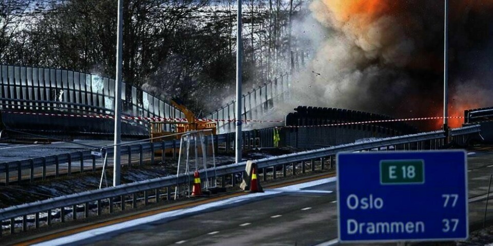SPRENGER: Onsdag blir det igjen et høyt smell og røyk fra brua på E18 ved Holmestrand. Vegvesenet sprenger 70 meter til av Skjeggestadbrua. Den ble skadd da leire raste ut i februar.