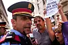 Bildet viser folk som roper til en spansk politimann i Catalonia.