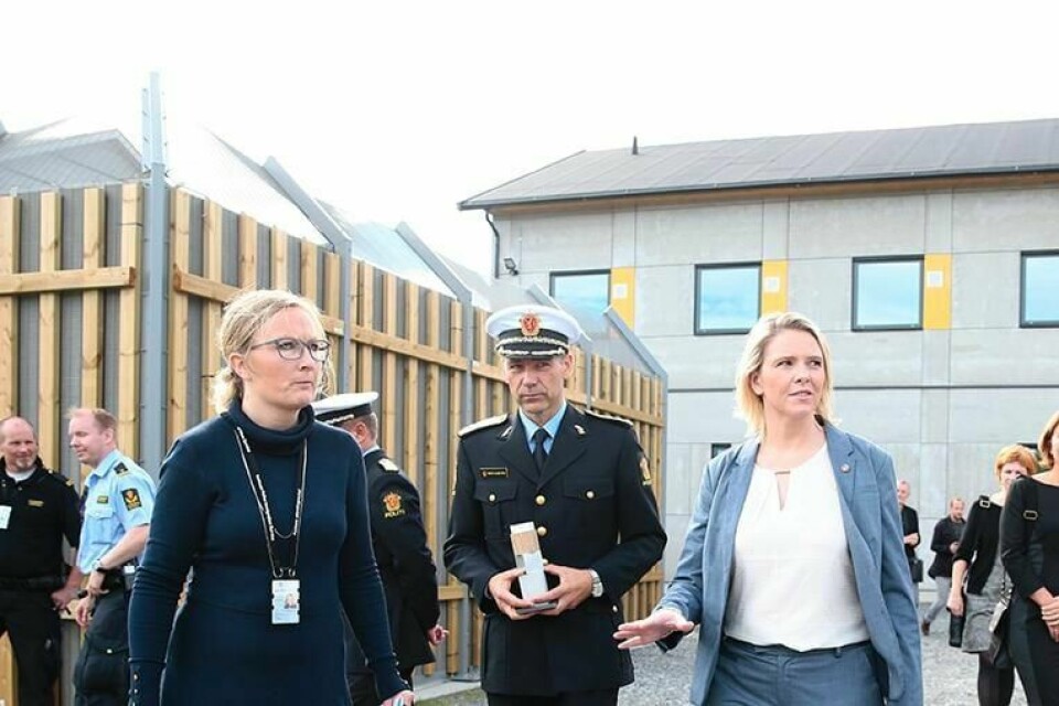 BEKYMRET: Morten Hojem Ervik er sjef i Politiets utlendingsenhet. Han frykter mange enslige asylsøkere stikker av før de blir 18 år. Her er han sammen med innvandringsminister Sylvi Listhaug på Trandum.