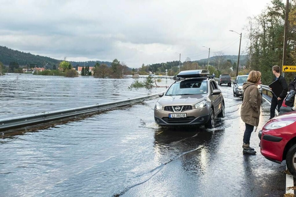 VANN: Det regnet kraftig på Sørlandet. Det førte til trøbbel for bilene. Topdalselva mellom Kristiansand og Birkeland vokste.