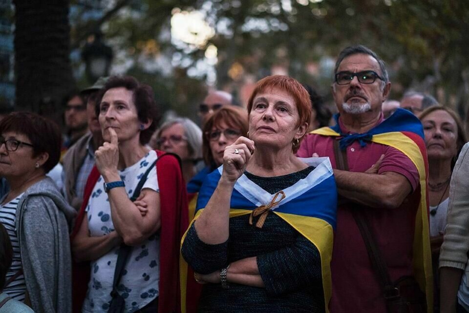 VENTER: Folk sto utenfor parlamentet i Barcelona i Spania. De ventet på at presidenten skulle si at Catalonia ble uavhengig. Men det skjedde ikke.