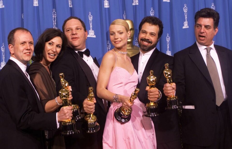 1999: Gwyneth Paltrow spilte i flere filmer produsert av Harvey Weinstein. Her står han til venstre for henne. De har vunnet filmprisen Oscar for filmen «Shakespeare in Love». Bildet viser flere personer som har vunnet filmprisen Oscar. Gwyneth Paltrow og Harvey Weinstein er to av dem.