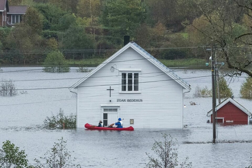 FLOM: Hus og bedrifter fikk store skader i flommen på Sørlandet. Bildet viser et hus i vannet.