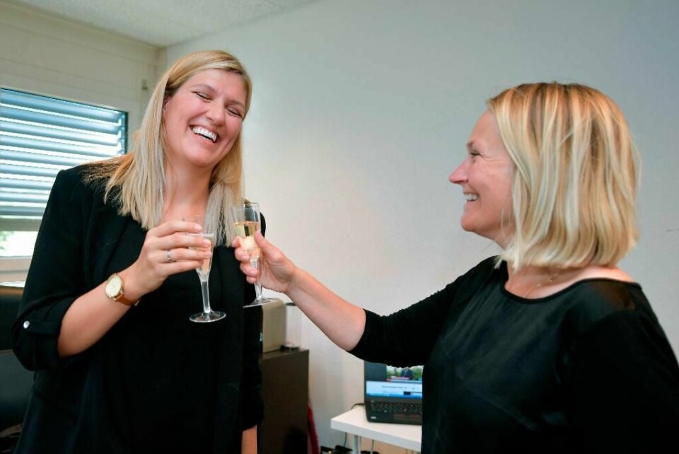 – Jeg er beæret og lykkelig, sier Beatrice Fihn (til venstre). Lederen i ICAN skålte for prisen med Grethe Østern fra Norsk Folkehjelp.