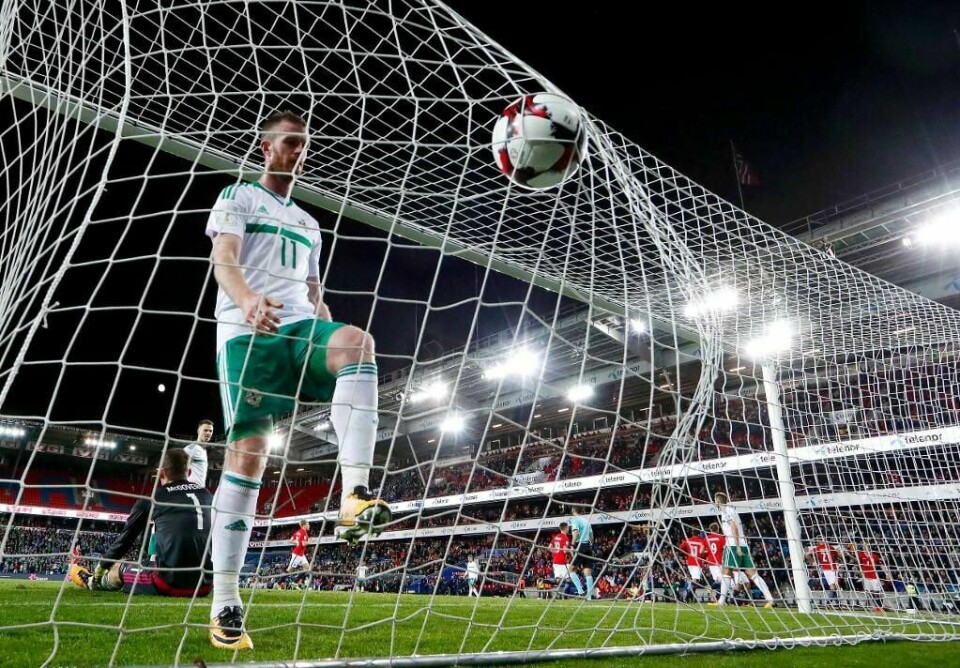 SELVMÅL: Chris Brunt scorer selvmål kampen mellom Norge og Nord-Irland. Han prøvde å hindre ett innlegg fra Stefan Johansen.