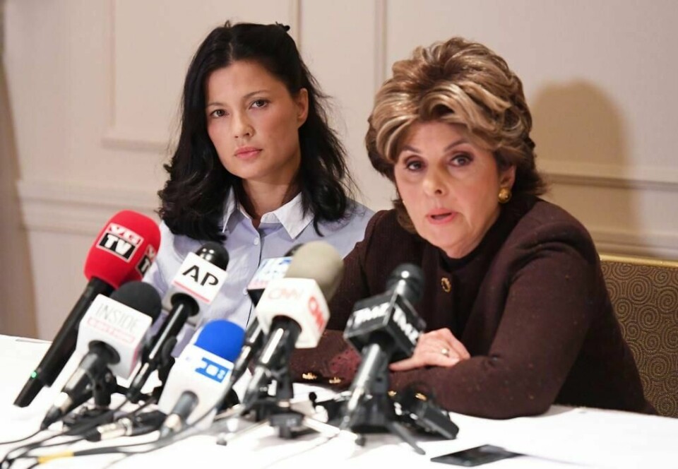 ANKLAGER: Natassia Malthe (til venstre) snakket om overgrep fra Harvey Weinstein. Hun holdt presse-konferanse med advokaten sin Gloria Allred i New York i USA.